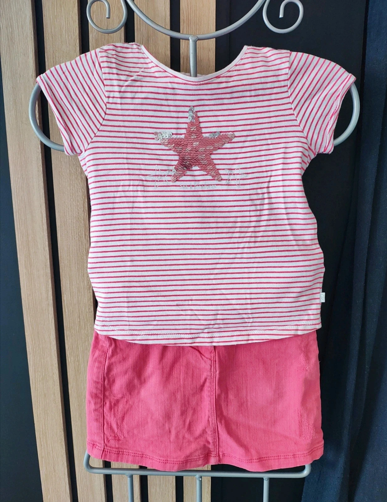 5 ans ensemble été teeshirt Okaïdi et jupe tape a loeil